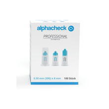 En æske Alphacheck Professional pen-nåle PLUS, forskellige størrelser. Den hvide æske med blå detaljer indeholder 100 stk. sterile nåle, 0,30 mm (30G) x 8 mm, til insulininjektioner. På forsiden ses billeder af tre pen-nåle med tekst i blåt og sort fra Berger Med GmbH.