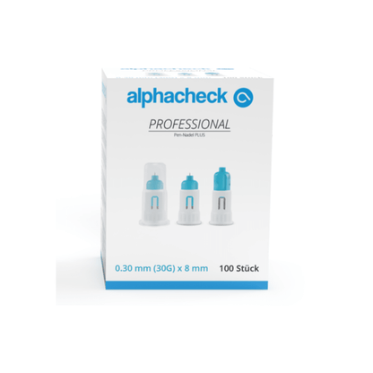 En æske Alphacheck Professional pen-nåle PLUS, forskellige størrelser. Den hvide æske med blå detaljer indeholder 100 stk. sterile nåle, 0,30 mm (30G) x 8 mm, til insulininjektioner. På forsiden ses billeder af tre pen-nåle med tekst i blåt og sort fra Berger Med GmbH.