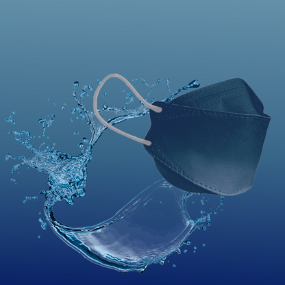 Eine partikelfiltrierende Altruan Designer-Gesichtsmaske (FFP2-Standard) wird vor einem blauen Hintergrund mit Farbverlauf präsentiert, mit einem Wasserwirbel darum herum, der Frische und Sauberkeit vermitteln soll.