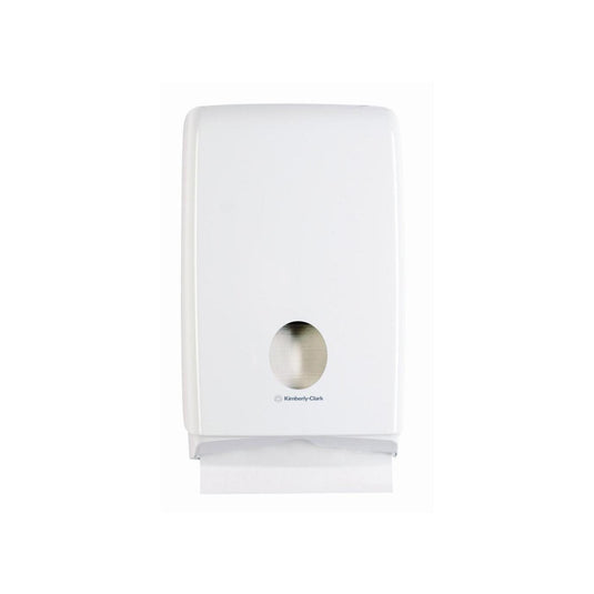 Aquarius™ Slimfold™-dispenseren til foldede håndklæder fra Kimberly-Clark GmbH er en hvid, vægmonteret håndklædedispenser med en rund åbning, hvorfra man kan tage et enkelt håndklæde nederst – perfekt til moderne rum.