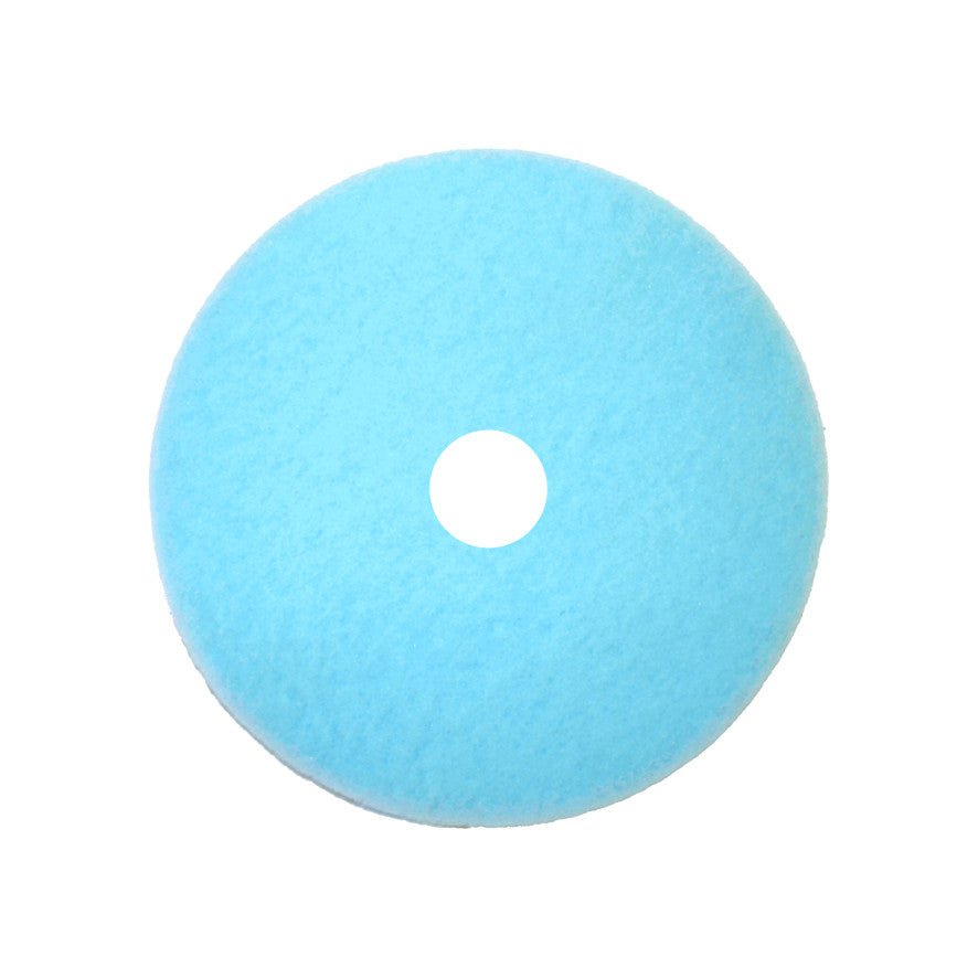Afbildet er en rund, lyseblå Arcora Ultra-High-Speed Pad Blue-Shine fra Arcora International GmbH med midterhul, der er egnet til alle gulvbelægninger, på hvid baggrund.