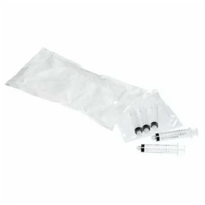 Fem B.Braun ProSet Intrafix® Primeline Omnifix-sprøjter fra mærket B. Braun Deutschland GmbH & Co. KG ligger på hvid baggrund, tre i en gennemsigtig plastikemballage, to er uindpakkede og skiller sig ud mod en enkel lys baggrund.