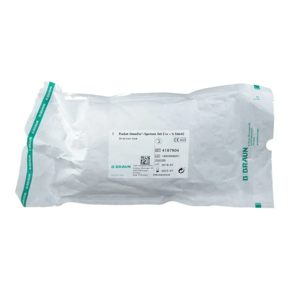 En gennemsigtig plastikemballage bærer B.Braun-logoet, produktdetaljer og stregkoder på hvid baggrund og indeholder Perfusor Omnifix-sprøjtesættet med betegnelsen “B.Braun ProSet Intrafix® Primeline Omnifix-sprøjtesæt 20 ml LL | 1 styk” fra B. Braun Deutschland GmbH & Co. KG.