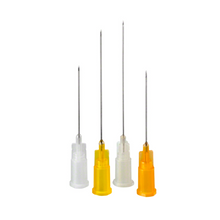 Vier Injektionsnadeln mit farbigen Basen stehen aufrecht. Die Basen ähneln denen der B.Braun Sterican® für Dental-Anästhesie-Produkte und sind weiß, gelb und orange. Diese Einmalkanülen sind für zahnärztliche Anästhesieanwendungen von B. Braun Deutschland GmbH & Co. KG vorgesehen und variieren in der Länge von der kürzesten bis zur längsten.