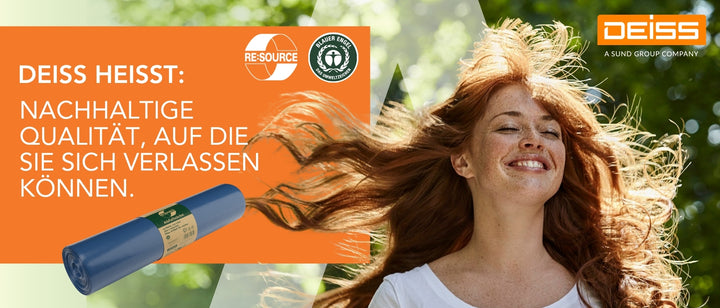 Werbebanner von DEISS mit einer lächelnden Frau im Freien, deren Haare im Wind wehen. Links auf orangefarbenem Hintergrund steht der Text: „DEISS HEISST: NACHHALTIGE QUALITÄT, AUF DIE SIE SICH VERLASSEN KÖNNEN.“ Darunter ist eine blaue Müllbeutelrolle abgebildet. Oben links sind die Logos „RE:SOURCE“ und „Blauer Engel – Das Umweltzeichen“. Oben rechts befindet sich das DEISS-Logo mit dem Zusatz „A SUND GROUP COMPANY“