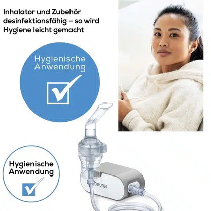En kvinde sidder på en sofa og ser ind i kameraet. Nederst er udløbsartiklen: Beurer lille inhalator IH 58 fra Beurer GmbH, med slanger og et flueben-symbol med teksten "Hygiejnisk anvendelse" for nem hygiejne med astmainhalatorer og tilbehør.