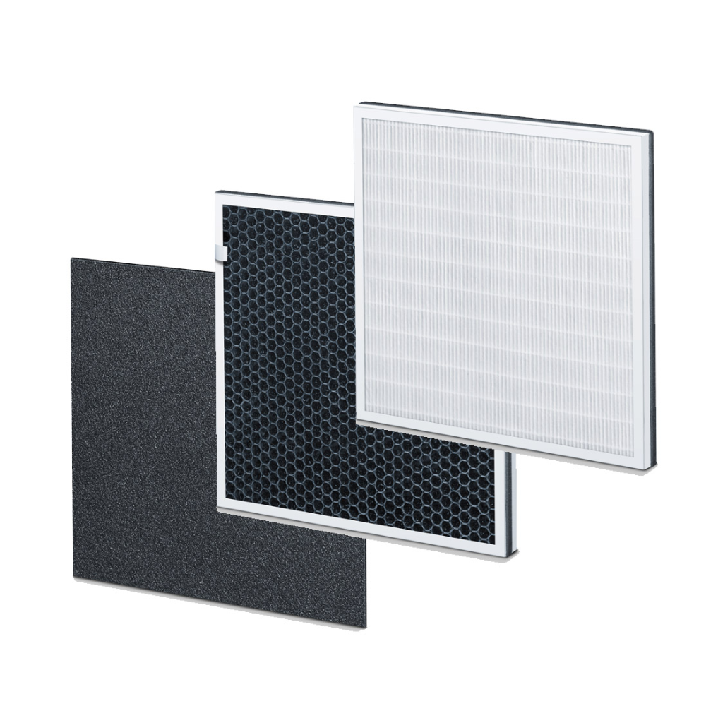 Billede af tre forskudte luftfilterkomponenter. Fra venstre mod højre: et fladt, mørkt aktivt kulfilter, et sort filter med bikagemønster og et hvidt foldet HEPA-filter i en hvid ramme. Disse filtre er en del af Beurer trelagsfilteret til Beurer LR 300, LR 310 fra Beurer GmbH og står isoleret mod en hvid baggrund.