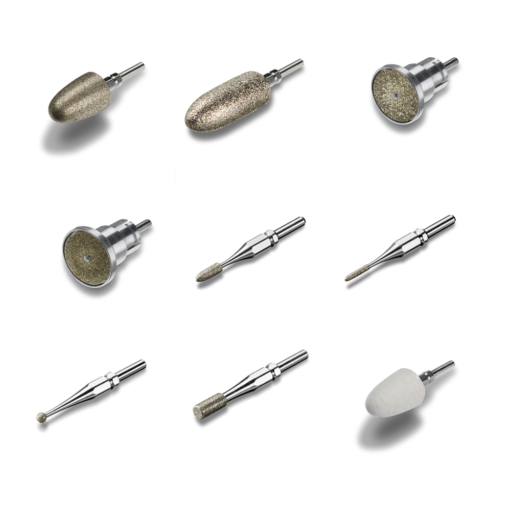 Billede af ti forskellige polerings- og slibebor til tandpleje, arrangeret i et gitter. Borerne ligner dem i Beurer MP 60 Manicure-/Pedicure-sæt pakke (10 stykker) fra Beurer GmbH og har forskellige former – cylindriske, koniske og kugleformede spidser – og har overfladestrukturer fra glat til ru til forskellige tandlægeindgreb.