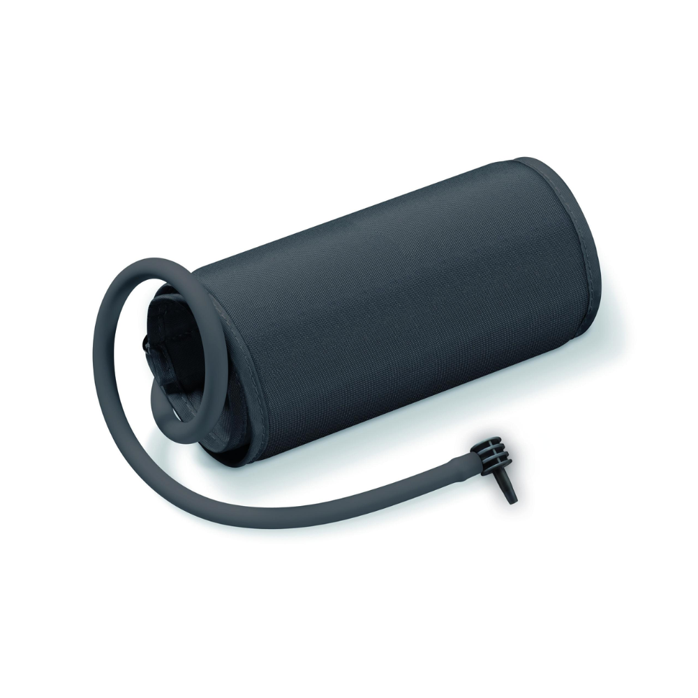 Den Beurer XL-manchet til blodtryksmåler BM 26, BM 40 fra Beurer GmbH er en sort cylindrisk armmanschet med tilsluttet gummislange og stikforbindelse. Slangen er løst viklet omkring manchetten, hvilket giver hele enheden et elegant, professionelt udseende. Dette produkt bruges typisk med blodtryksmåleren BM 26.