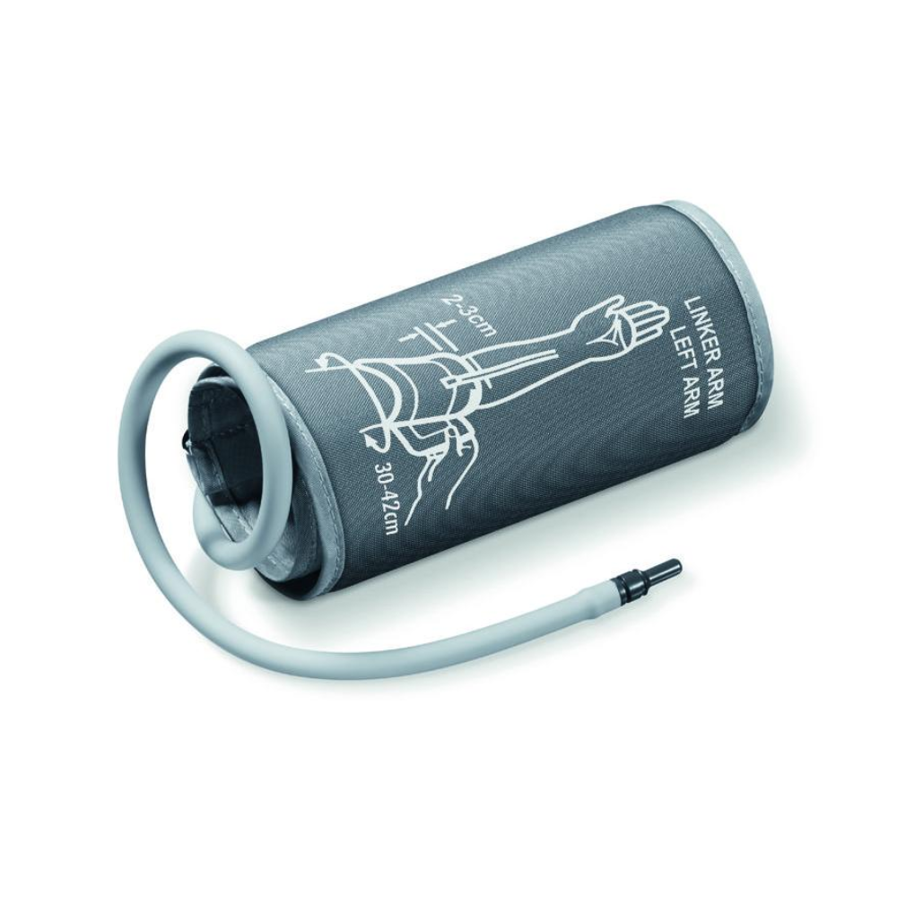 En oprullet Beurer GmbH XL-manchet (udgået vare) til blodtryksmåler BM 44, BM 47, med slange, mærket til brug på venstre arm. Et billede viser den korrekte placering på overarmen; passer til arme fra 30-42 cm. Pakken indeholder 1 stk.