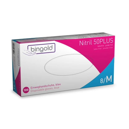 En æske Bingold Nitril 50PLUS engangshandsker, blå fra BINGOLD GmbH + Co. KG indeholder 100 blå handsker, størrelse 8/M. Den blå-hvide æske med røde accenter bærer teksten 'latexfri, pudderfri' og tjener til beskyttelse mod kemiske farer med tekster på tysk og engelsk.