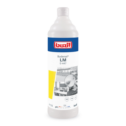 En 1-liters flaske Buzil Budenat® LM D 447, et materialskånende desinfektionsmiddel til følsomme overflader. Etiketten viser BUZIL-WERK Wagner GmbH & Co. KG's logo i rød og hvid med billeder, der viser rengøringsscenarier. Den overvejende hvide flaske er designet med elementer i blå og gul.