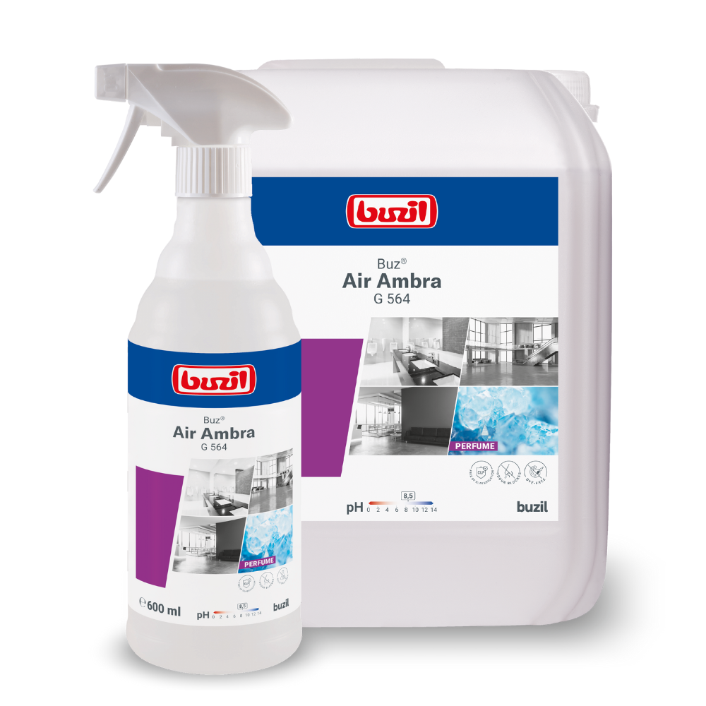 Der vises to beholdere med rengøringsmidler: en sprayflaske og en stor genopfyldningsdunk. Begge bærer etiketten "Buzil Buz® Air Ambra G 564 Brugsfærdig Rumspray med Aktiv-Lugtblokker" fra BUZIL-WERK Wagner GmbH & Co. KG, hvor rene rum og vand er afbildet, samt en aktiv lugtblokker for langvarig friskhed.
