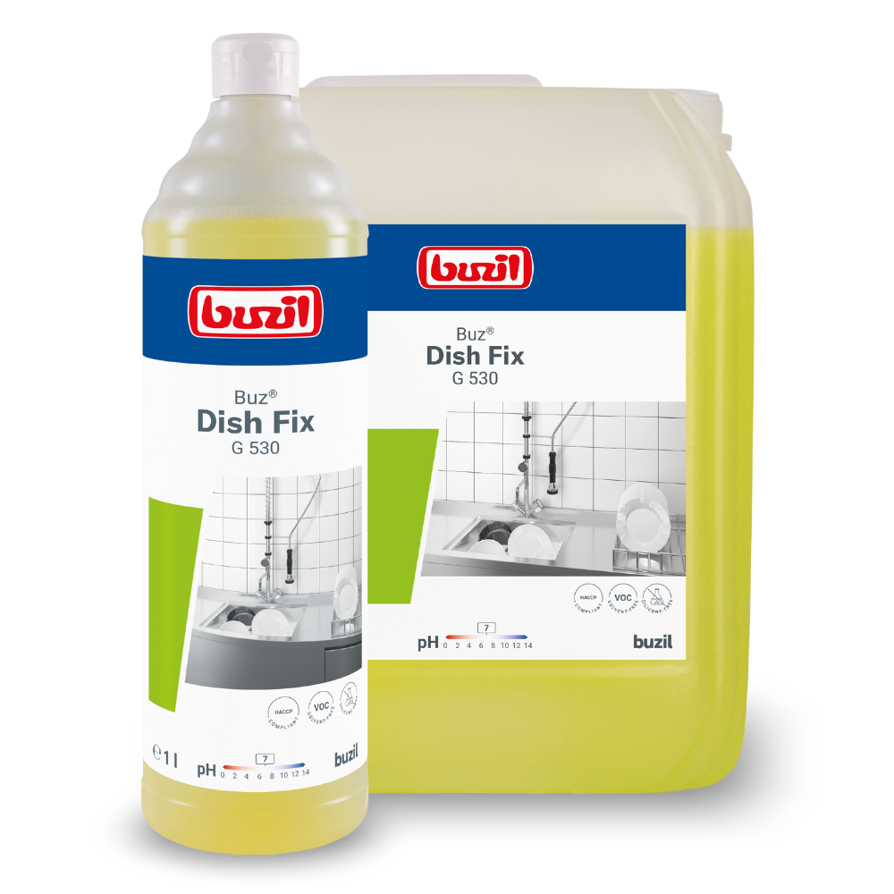Udstillet er en flaske og en stor beholder Buzil Buz® Dish Fix G 530 opvaskemiddel til håndopvask og neutralrengøringsmiddel fra BUZIL-WERK Wagner GmbH & Co. KG. På etiketterne er der afbildet en vask fyldt med service. Dette neutralrengøringsmiddel er specielt designet til rengøringsformål og tilbyder en usædvanlig fedtopløsningskraft til effektivt at fjerne genstridigt fedt.
