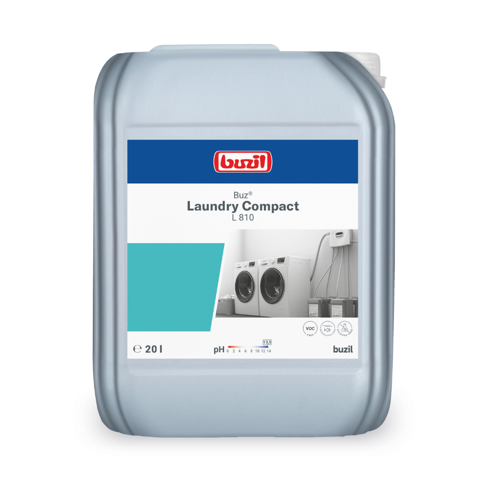 Professionel tekstilpleje tilbyder en 20-liters beholder Buzil Buz® Laundry Compact L 810 Højkoncentreret flydende vaskemiddel fra BUZIL-WERK Wagner GmbH & Co. KG. Etiketten, dekoreret med billeder af vaskemaskiner, giver oplysninger om pH-værdi, fyldningsmængde og anvendelse. Den udmærker sig ved et enkelt blå-hvidt design på en lysegrå beholder.