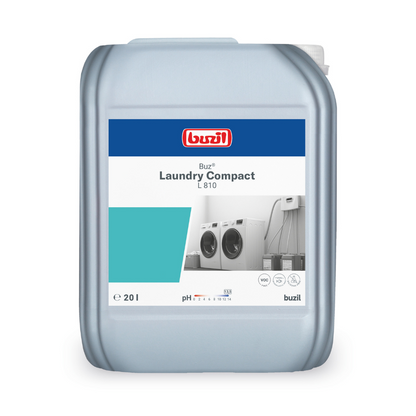 Professionel tekstilpleje tilbyder en 20-liters beholder Buzil Buz® Laundry Compact L 810 Højkoncentreret flydende vaskemiddel fra BUZIL-WERK Wagner GmbH & Co. KG. Etiketten, dekoreret med billeder af vaskemaskiner, giver oplysninger om pH-værdi, fyldningsmængde og anvendelse. Den udmærker sig ved et enkelt blå-hvidt design på en lysegrå beholder.