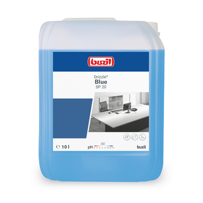 En 10-liters beholder af overfladerensen Buzil Drizzle® Blue SP 20 fra BUZIL-WERK Wagner GmbH & Co. KG i blå farve har en pH-værdi på 8,5. Etiketten viser logoet og produktnavnet samt billedet af et rent kontorskrivebord for at fremhæve den fremragende materialetolerance.