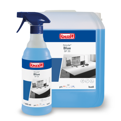 Der udstilles to beholdere med den brugsklare overfladerens Buzil Drizzle® Blue SP 20 med lugtblokker fra BUZIL-WERK Wagner GmbH & Co. KG. Den mindre er en 600 ml sprayflaske, mens den større er en genopfyldningsbeholder. Begge viser et billede af et skrivebord og produktinformationer, hvor materialetolerance, pH-værdi og anvendelsesinstruktioner for optimal rengøringsydelse fremhæves.
