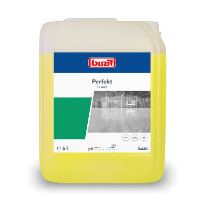 En 5-liters beholder Buzil Perfekt G 440 Alkalisk Intensiv-Kraftreiniger Gulvrens, fremstillet af BUZIL-WERK Wagner GmbH & Co. KG. Etiketten fremhæver produktnavnet, volumen og et gråtonebillede af et industrielt miljø. Denne gulvrensbeholder er gul med en hvid-grøn etiket og ideel til behandling af genstridige overflader.