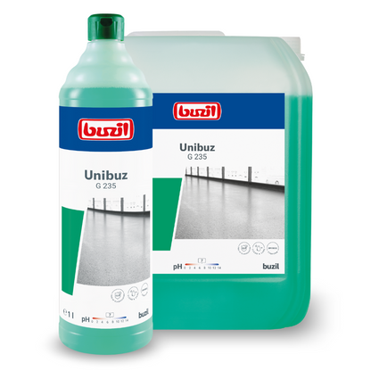 Auf einem großen grünen Behälter und einer grünen Flasche, beide mit der Aufschrift „Buzil Unibuz G 235 Wischpflege auf Basis wasserlöslicher Polymere“ von BUZIL-WERK Wagner GmbH & Co. KG, ist ein Foto eines fleckenfreien Fußbodens zu sehen. Der Begleittext betont pH-Neutralität und „streifenfreie Sauberkeit“, mit Symbolen, die auf durch wasserlösliche Polymere verstärkte Reinigungseigenschaften hinweisen.