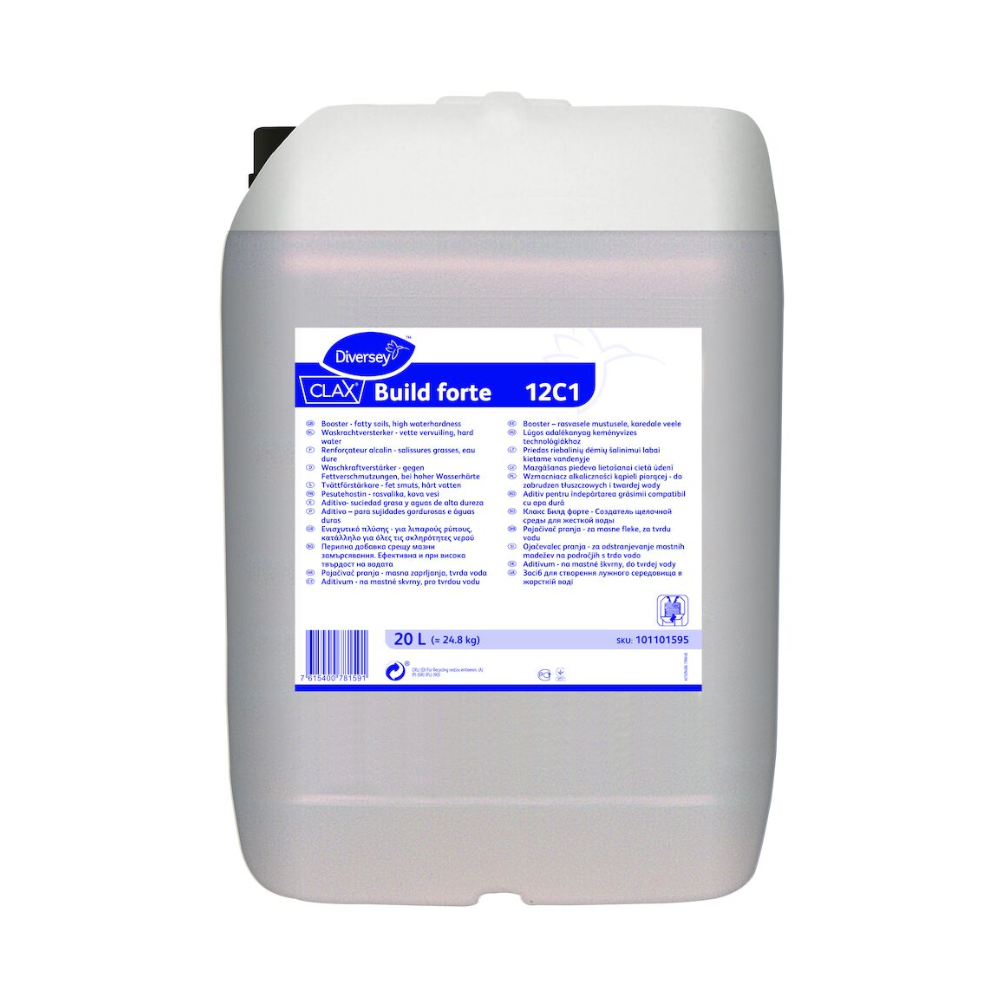 På en stor hvid plastikbeholder med blåt etiket fra Diversey Deutschland GmbH & Co. OHG står der "Clax Build forte 12C1", specielt formuleret som en alkalisk vaskeforstærker med komplekse egenskaber til hårdt vand. Etiketten indeholder detaljerede produktinformationer og specifikationer. Beholderen har et sort låg og har en kapacitet på 20 liter.