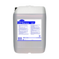 På en stor hvid plastikbeholder med blåt etiket fra Diversey Deutschland GmbH & Co. OHG står der "Clax Build forte 12C1", specielt formuleret som en alkalisk vaskeforstærker med komplekse egenskaber til hårdt vand. Etiketten indeholder detaljerede produktinformationer og specifikationer. Beholderen har et sort låg og har en kapacitet på 20 liter.