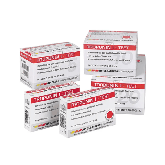 Fem æsker med Cleartest® Troponin I-infarkt-test til fuldblod fra Servoprax GmbH er anbragt ved siden af hinanden. Emballagen er hovedsageligt hvid med røde detaljer og indeholder tekster om in vitro-diagnostik og om mærket Cleartest, der er specialiseret i diagnosticering af akut koronarsyndrom og hjerteanfald.