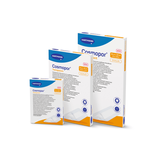 Tre kartoner med Cosmopor Transparent Steriler-gennemsigtig forbinding fra Paul Hartmann AG i forskellige størrelser præsenteres med blå og orange branding. Hver karton udmærker sig ved egenskaber som åndbarhed og den komfort, som en vandtæt forbinding giver, hvilket sikrer fremragende beskyttelse mod vand.
