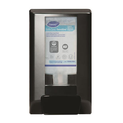 En sort vægdispenser IntelliCare Dispenser Manuel 1 stk. fra Diversey Deutschland GmbH & Co. OHG dispenserer "Soft Care Sensitive Foam" fra en refillpose med synlige produktinfo og certificeringslogoer til hygiejnisk brug på forsiden.