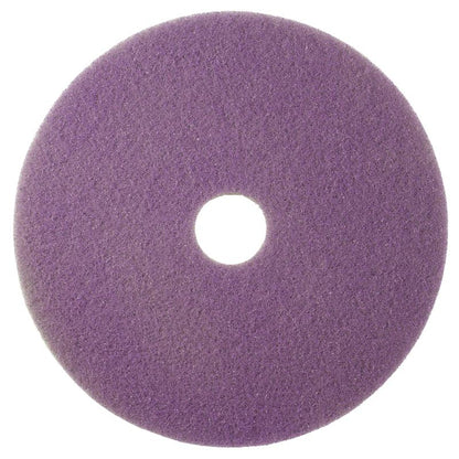 Das Twister Pad lila von Diversey Deutschland GmbH & Co. OHG ist ein rundes Pad mit zentralem Loch und strukturierter Oberfläche, ideal zur Unterhaltsreinigung und zum Polieren von beschichteten Hartböden. Von oben gesehen auf weißem Hintergrund.