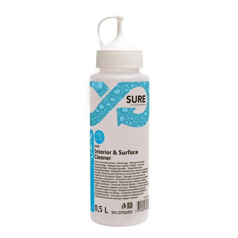 En hvid 0,5 liters SURE Interior & Surface Cleaner doseringsflaske fra Diversey Deutschland GmbH & Co. OHG står oprejst med sit blå design og flip-top-låg foran en enkel hvid baggrund og symboliserer hygiejnisk renhed.