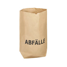 En holdbar og miljøvenlig DEISS-papirsæk med den iøjnefaldende påskrift "AFFALD" står oprejst foran en enkel hvid baggrund. Denne komposterbare sæk fra EMIL DEISS KG (GmbH + Co.) er specielt designet til affald.