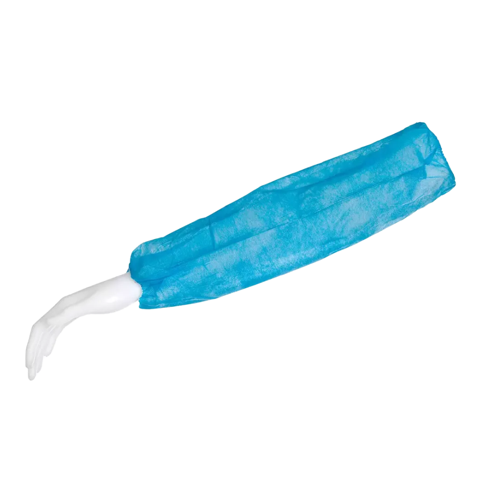 Armen på en hvid mannequin er udstyret med en blå AMPri MED-COMFORT PP ærmebeskytter 44 x 22 cm fra AMPri Handelsgesellschaft mbH. Den løstsiddende ærme af polypropylen dækker armen fra skulder til håndled og er fastgjort med elastikker i begge ender. Den står på en enkel hvid baggrund.