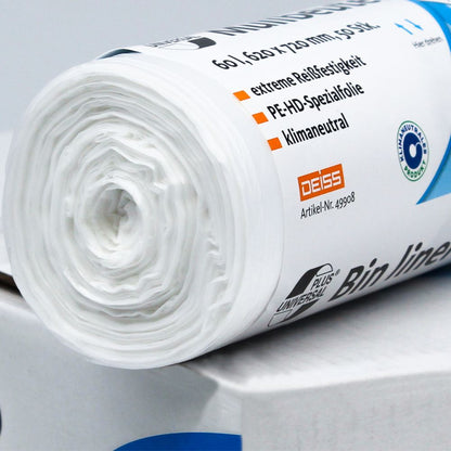 Der udstilles en rulle DEISS Universal Plus® affaldsposer 60 liter, model 49908, fra EMIL DEISS KG (GmbH + Co.). Emballagen er kendetegnet ved egenskaber som ekstrem rivstyrke, konstruktion af HDPE-specialfolie og klimaneutralitet. Derudover er den forsynet med et bæredygtighedscertificeringslogo, der garanterer miljøvenlighed uden kompromis på styrken.