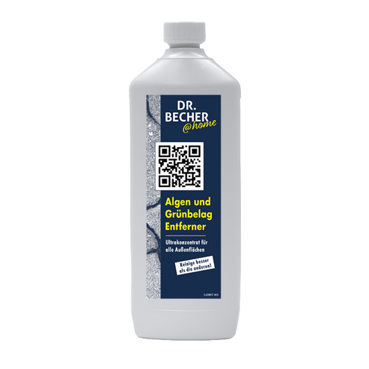 Eine weiße Plastikflasche mit der Aufschrift „DR.BECHER @home Algen und Grünbelag Entferner | Flasche (1000 ml)“ von Dr. Becher GmbH, konzipiert für die Außenflächenreinigung. Das Etikett verfügt über einen auffälligen QR-Code, ein gelbes Textfeld mit deutschem Text und einen grauen Drehverschluss.
