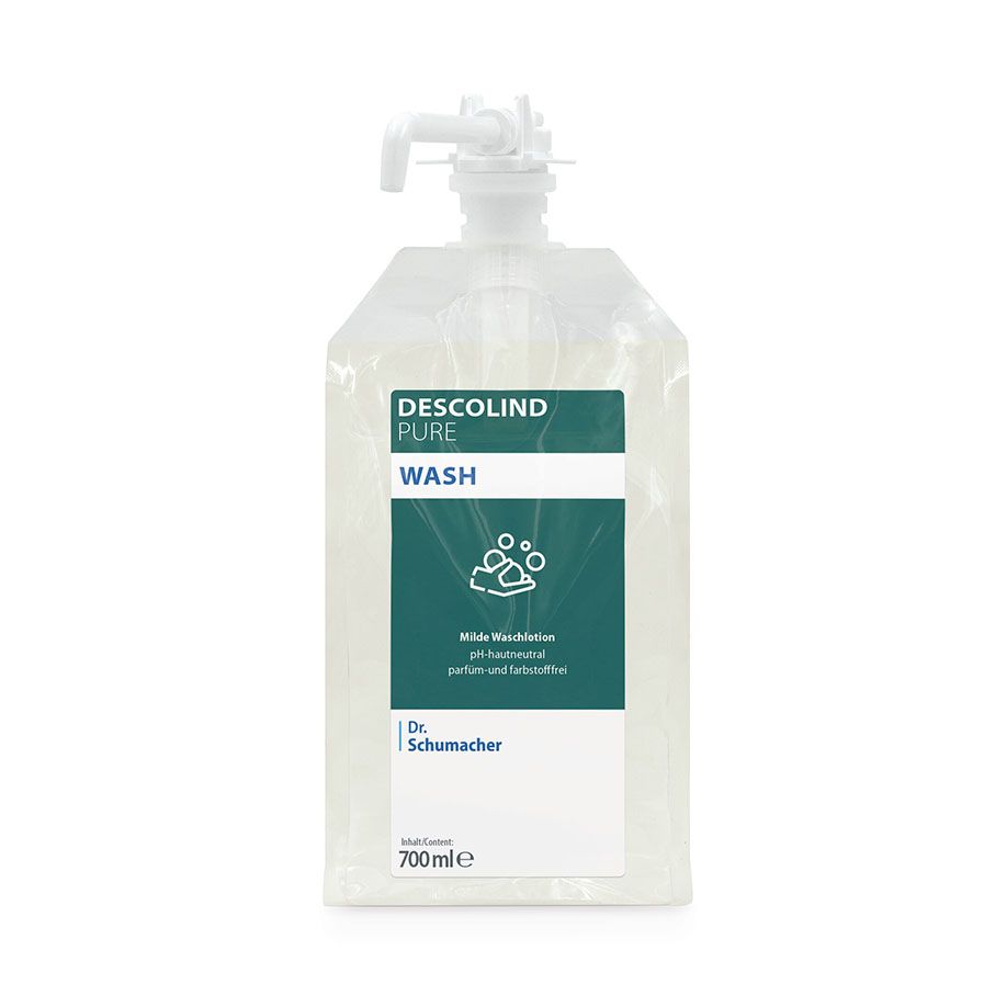 En 700 ml pose fra Dr. Schumacher DESCOLIND PURE WASH af Dr. Schumacher GmbH med hvid pumpe og teal-farvet etiket, parfumefri vaskelotion til følsom hud, viser hænderne under vand - ideel til daglig kropspleje.