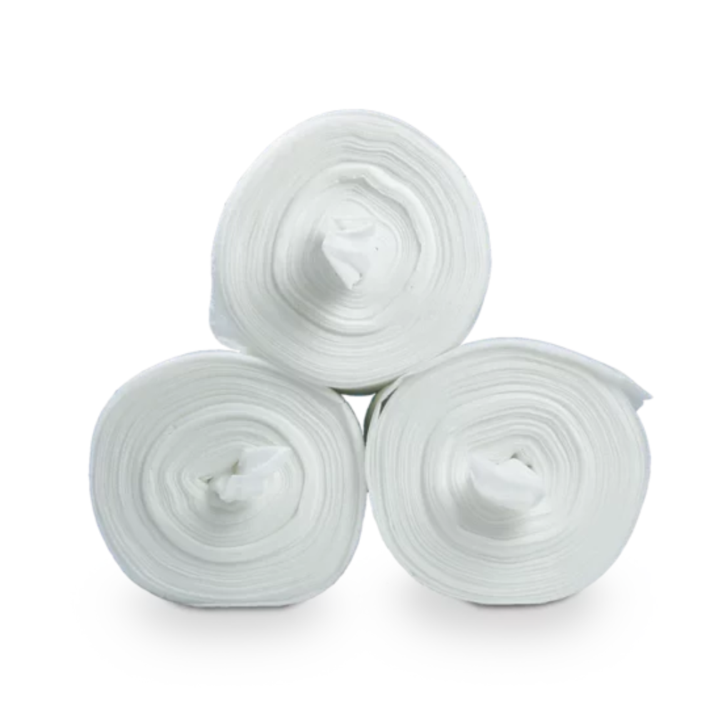 Tre store hvide stofruller, nærmere bestemt Dr. Schumacher Decso Wipes RT, nonwoven ruller, er stablet i en trekantet formation foran en enkel hvid baggrund. Hver rulle er tæt rullet og viser sin indre hule kerne i midten.