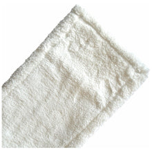 Eine Nahaufnahme des Arcora Flachpressmopp Original Weiss, ein 40 cm langes Mikrofasertuch der Arcora International GmbH aus Spezial-Polyester mit vernähten Kanten - perfekt für die professionelle Reinigung und den Einsatz in Flachpressmopp-Systemen (Packung mit 75 Stück).