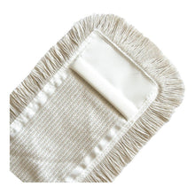 Et nærbillede af Arcora SUPERPAD GRØN fra Arcora International GmbH, en rektangulær mikrofiber-rengøringspad med beige frynsekanter, struktureret midte og en lomme til fastgørelse på et moppehåndtag - ideel til rengøring af overflader.