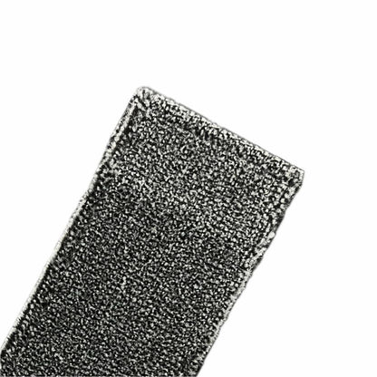 Nærbillede af et rektangulært gråt Arcora Excellent Scrub-Igel 2.0 Fc-Mop-stof med børstehårstruktur og forseglede kanter, fra Arcora International GmbH, med farvekodning, på hvid baggrund.