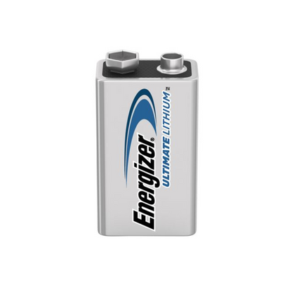 Et nærbillede af en Energizer Ultimate Lithium E-Block 9V L522 | Pakke (10 stk) fra Energizer Deutschland GmbH. Batteriet er sølvfarvet med sort og blå tekst og repræsenterer en langvarig energikilde. Toppen af batteriet har to tilslutninger, en rund og en sekskantet.