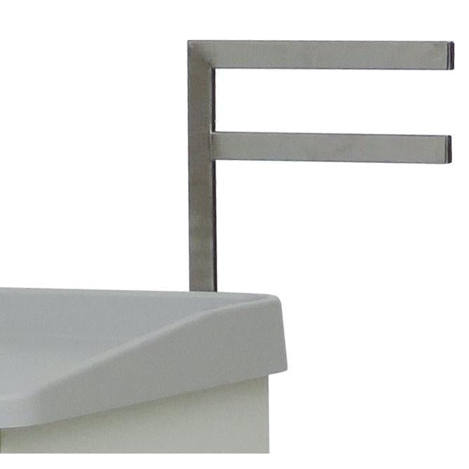 En nærbillede viser Novocal F-beslaget (330 mm) i metallisk lakering, med en toleddet F-formet struktur, der er monteret på højre side af en hvid overflade med grå top; 1 styk per pakke.