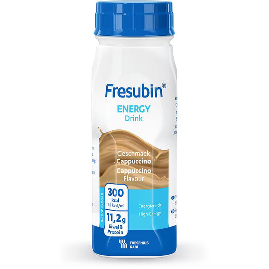 200 ml Fresubin Energy Drink fra Fresenius Kabi Deutschland GmbH, smag af cappuccino, med blå låg og hvid etiket med næringsindhold: 300 kcal, 11,2 g protein og højt energiindhold.