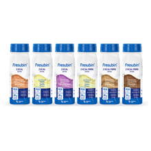 Fresubin 2 kcal/Ballaststoff-Getränk Mischkarton 200 ml (6er-Pack) von Fresenius Kabi Deutschland GmbH enthält sechs Geschmacksrichtungen, jede Flasche mit 400 kcal und 20 g Eiweiß, blauer Verschluss/Etikett. Geschmacksrichtungen: Kaffee, Vanille, Frucht, Zitrone, Cappuccino, Schokolade.