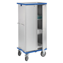 Der Novocal Schrankwagen ist ein eloxierter Allzweckwagen aus Aluminium mit zwei Flügeltüren, die sich um 270° drehen lassen, blauen Zierleisten oben und unten, großen Rädern und Ablagen im Inneren für Handtücher und Bettwäsche. Marke: Novocal. Packung: 1 Stück.