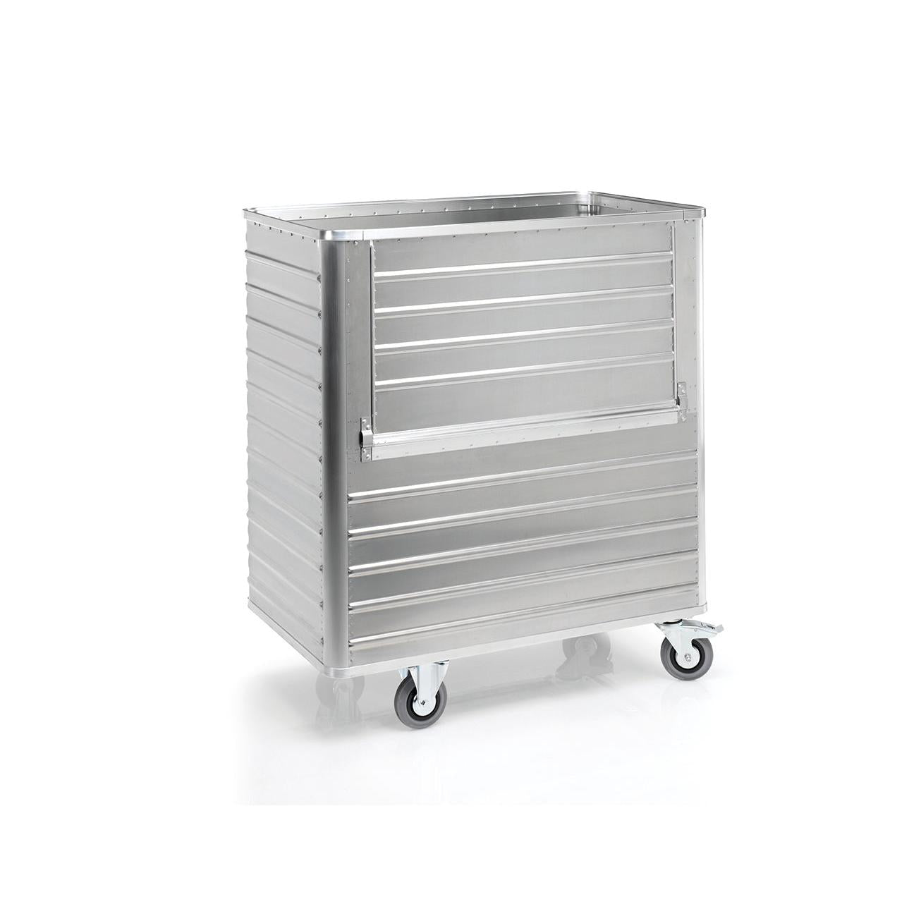 En stor rektangulær Novocal transportcontainer af aluminium med nedklappelig front, 2 faste hjul og 2 drejelige hjul, står foran en hvid baggrund.