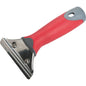Der FENSTERWISCHER-GRIFF,EDELSTAHL von Haug Bürsten KG hat einen ergonomischen rot-grauen Griff und eine breite Klinge mit zwei Schrauben, die sich perfekt zum Entfernen von Material von flachen Oberflächen beim Fensterputzen eignet. Geeignet für Art. 8525, 8535, 8545, 8689.