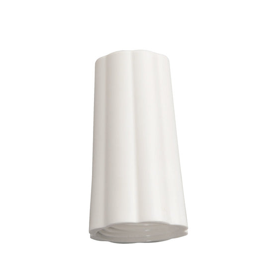 Eine weiße, senkrecht stehende Keramikvase mit subtilen Rillen, inspiriert durch das Design der ÜBERWURFMUTTER AUßEN-ø 25MM WEIß 74Xø 42MM der Haug Bürsten KG, fotografiert vor einem schlichten weißen Hintergrund.