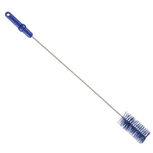 Die ROHRBÜRSTE, ø 0,50MM MITTEL 700Xø 60MM von Haug Bürsten KG verfügt über einen blauen Kunststoffgriff, einen langen Metallstiel und zylindrische blaue Borsten an einem Ende - ideal für die Rohrreinigung - vor einem weißen Hintergrund.