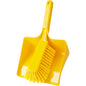 Eine gelbe KEHRGARNITUR aus Kunststoff von Haug Bürsten KG, 350x222x110mm, mit PBT-Borsten (ø 0,25mm, weich) und einem strukturierten Griff mit Aufhängeloch; mit einer passenden gelben Bürste, die in der Kehrschaufel ruht.
